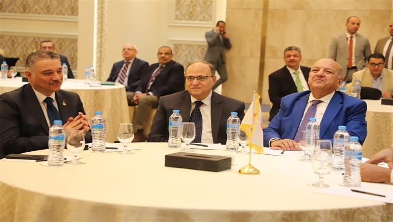 رئيس هيئة الدواء المصرية يشارك في مائدة مستديرة عن حوكمة الرعاية الصحية في الأزمات العالمية