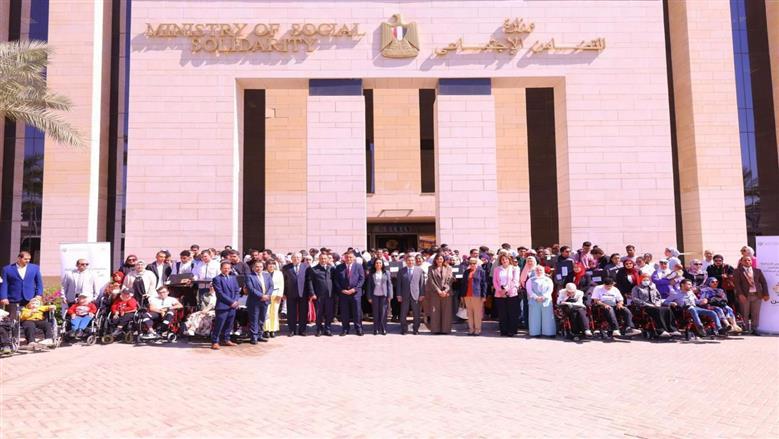 «التضامن» توزع 50 «لاب توب» على الطلاب ذوي الإعاقة البصرية بجامعة عين شمس