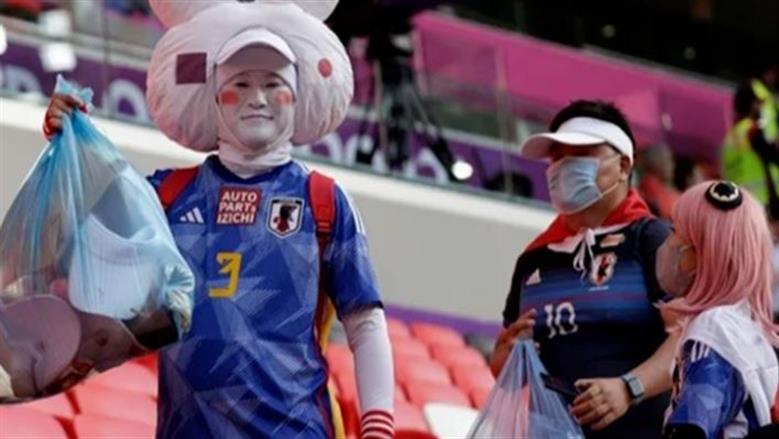 تنظيف المدرجات.. سر عادة يابانية يلتزم بها الجماهير في كأس العالم 