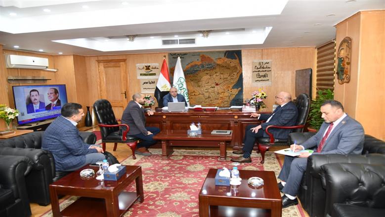 محافظ الفيوم يتابع موقف الأعمال الإنشائية بمصنع الضفائر الكهربائية للسيارات