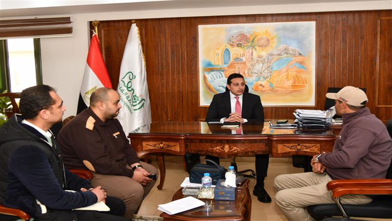 نائب محافظ الفيوم يوجه بالالتزام بالجداول الزمنية لرصف طرق إطسا
