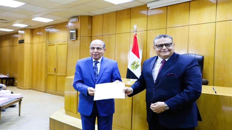 محافظ المنيا يكرم خريجي مبادرة «فض النزاع وبناء السلام»