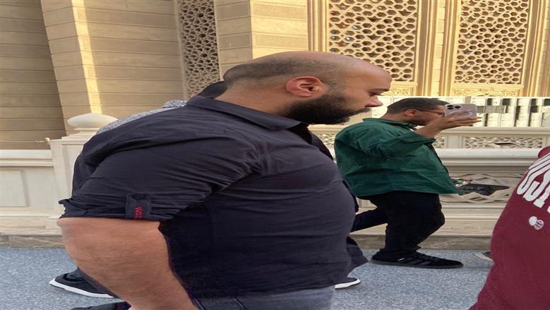 الفنان حاتم صلاح يصل إلى مسجد الرحمن الرحيم لتلقي عزاء والده (صور)