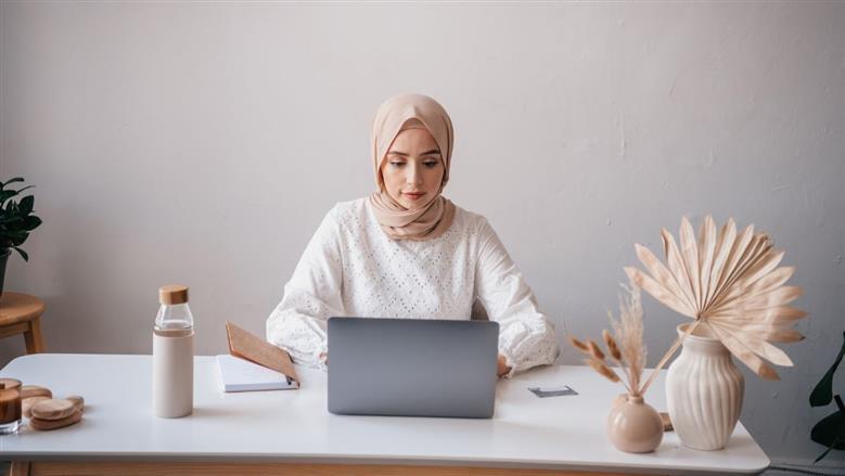 يبدأ غدا.. كيف ينظم القانون حقوقك في حالة الشغل من البيت؟