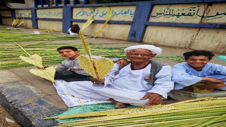 بخيت أوقيم.. حكاية 78 عاما من العمر على خيوط النخيل: «الزعف رفيق دربي ومصدر رزقي» 