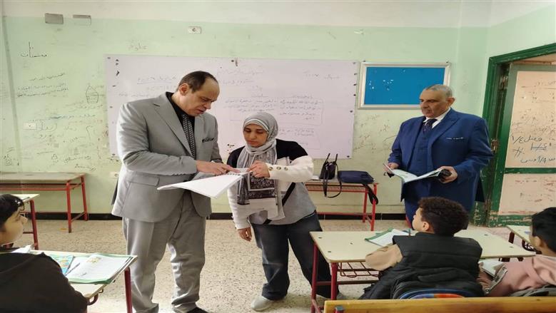 استبعاد مديري مدرستي ميت كنانة الإعدادية والثانوية وإحالتهما للتحقيق بسبب ارتفاع الغياب