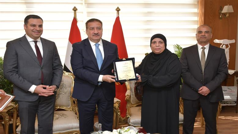 محافظ بورسعيد يكرم الأمهات المثاليات