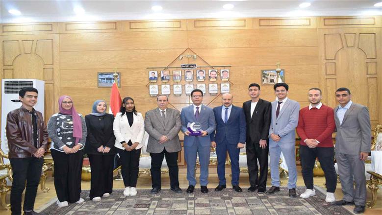  رئيس جامعة بنها يكرم طلاب علوم بنها الفائزين بالمركز الثاني فى مؤتمر ومعرض 