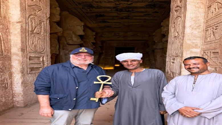 لدعم السياحة.. الملك أحمد فؤاد الثاني يزور معبد أبو سمبل