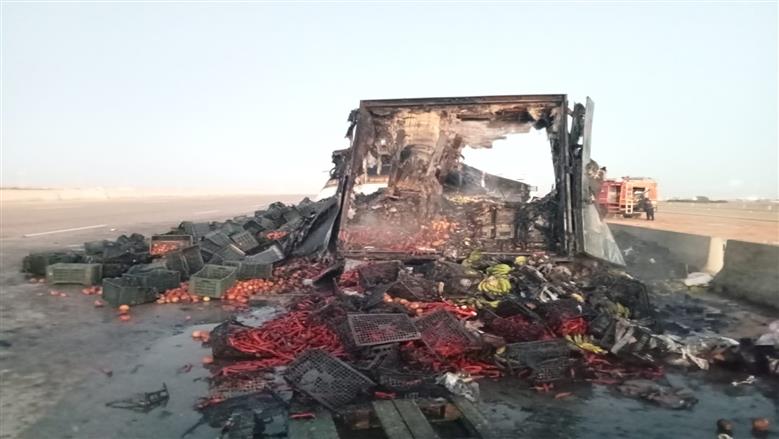 خلال إزالة آثار حريق سيارة خضروات وفاكهة علي طريق مطروح الإسكندرية الساحلي الدولي 