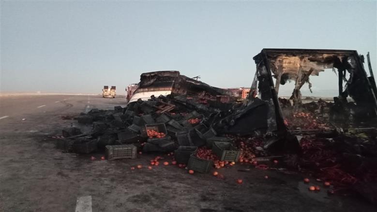 خلال إزالة آثار حريق سيارة خضروات وفاكهة علي طريق مطروح الإسكندرية الساحلي الدولي 
