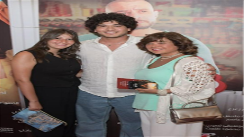 اميرة العايدي مع ابنها وابنتها