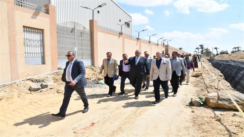 محافظ الفيوم يتفقد مجمع الأنشطة المتوسطة والصغيرة ومتناهية الصغر ضمن شغلك في قريتك