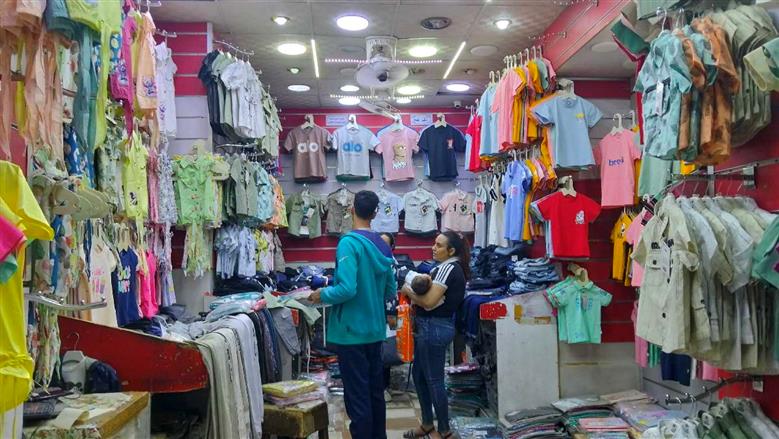 أسواق أسيوط تستعد بفرش الملابس الصيفية وتخفيضات تصل إلى 30% بمناسبة عيد القيامة المجيد  