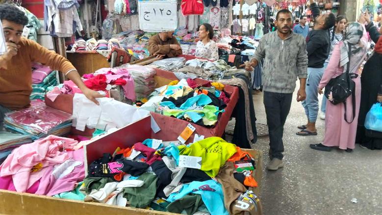 أسواق أسيوط تستعد بفرش الملابس الصيفية وتخفيضات تصل إلى 30% بمناسبة عيد القيامة المجيد  
