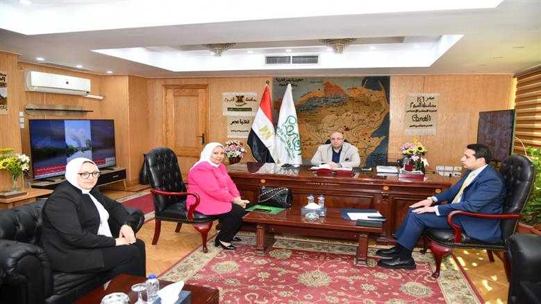 محافظ الفيوم خلال استقباله مدير التضامن الاجتماعي