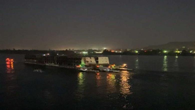 تسيير باخرة نيلية علقت في «الكمرة» الرئيسية لكوبري دندرة بقنا