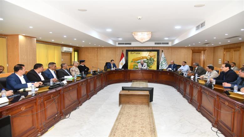محافظ الفيوم يناقش خطة الاستعداد لعيد القيامة وشم النسيم