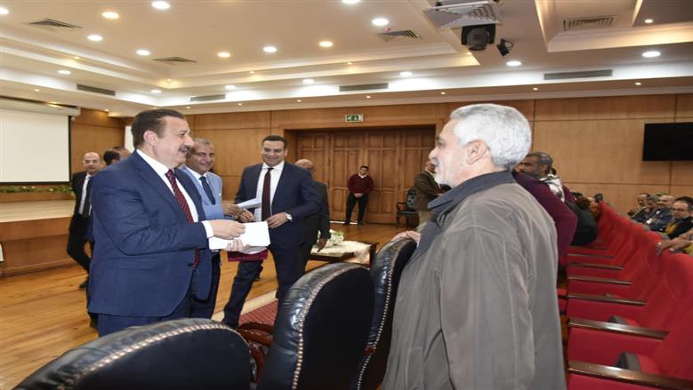محافظ بورسعيد يوزع العيدية على الأقباط ويؤكد: وحدة المصريين سر قوة الدولة