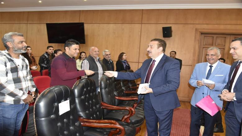 محافظ بورسعيد يوزع العيدية على الأقباط ويؤكد: وحدة المصريين سر قوة الدولة