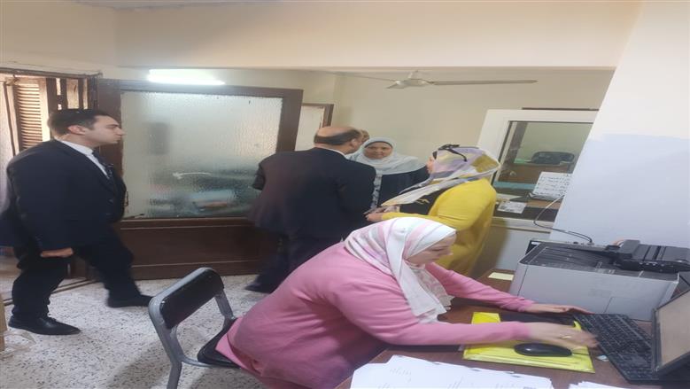 وزير العمل خلال جولته المفاجئة