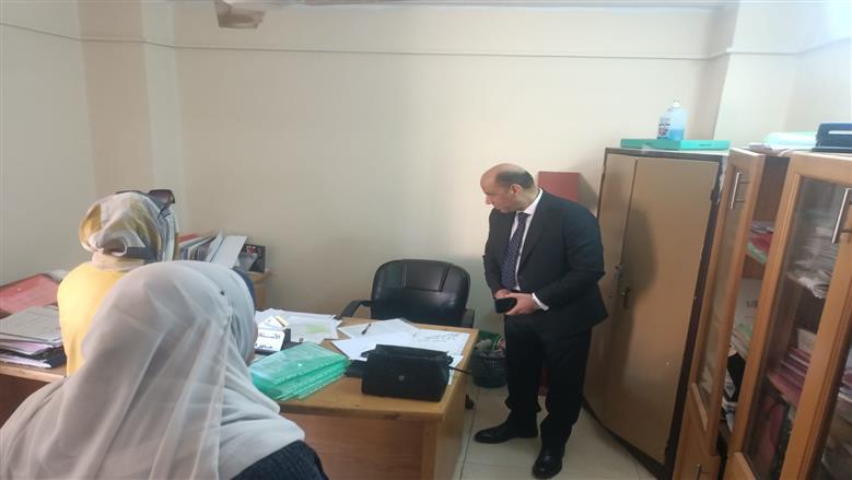 وزير العمل خلال جولته المفاجئة