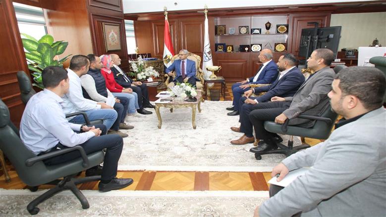 محافظ بني سويف يبحث مع مستثمري بياض العرب سبل دعم الاستثمار وتطوير الخدمات