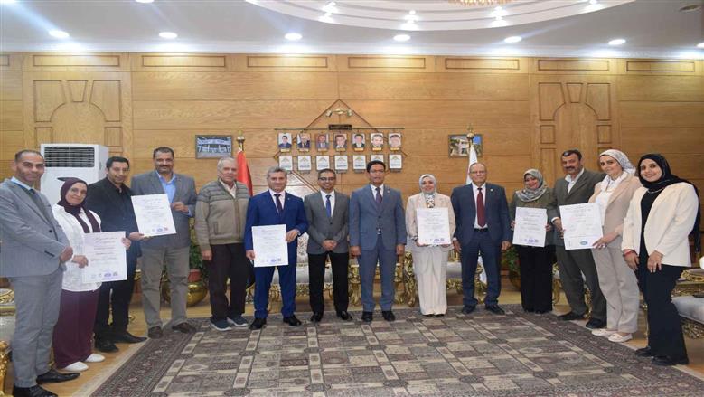 رئيس جامعة بنها يتسلم شهادات الأيزو لإدارة الجامعة وقطاع المدن الجامعية من الجهة المانحة