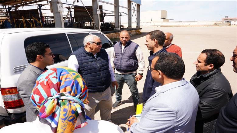 محافظ مطروح خلال متابعة مصنع اسطوانات البوتاجاز بمطروح