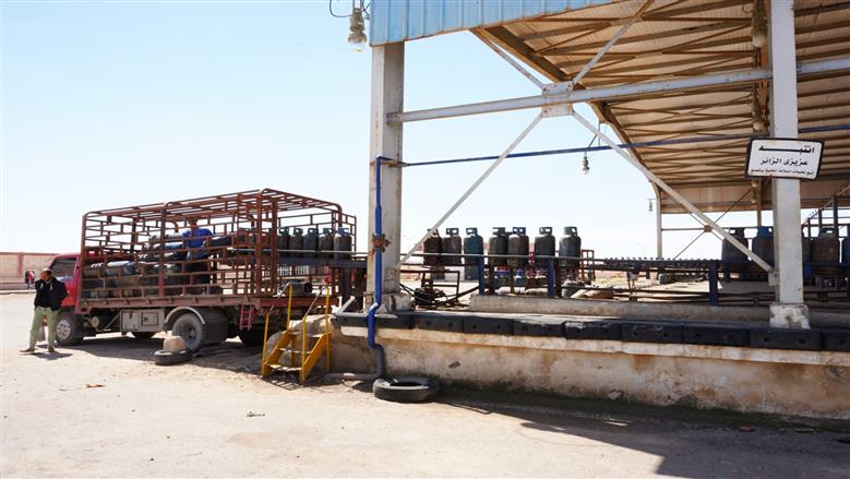 محافظ مطروح خلال متابعة مصنع اسطوانات البوتاجاز بمطروح