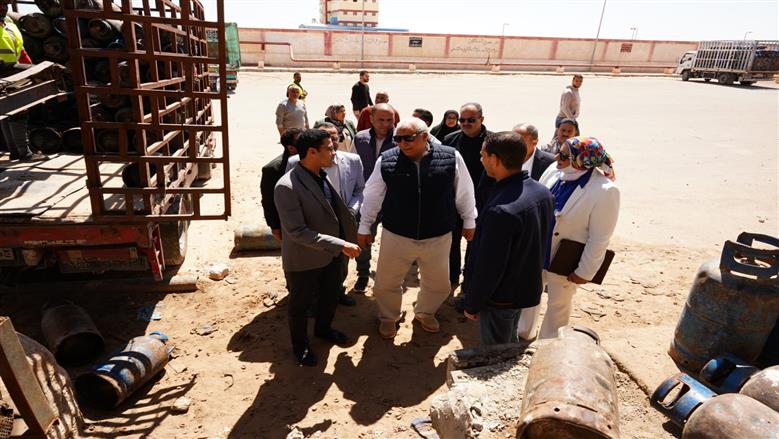 محافظ مطروح خلال متابعة مصنع اسطوانات البوتاجاز بمطروح