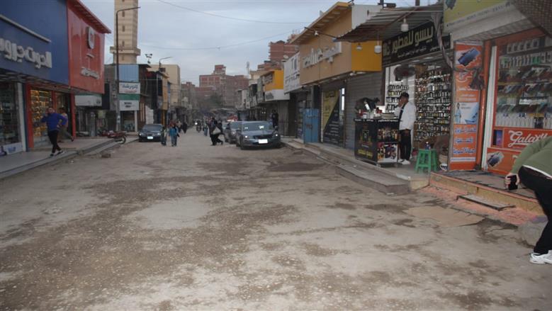 محافظ القليوبية يتفقد شارع الحرية بمدينة القناطر الخيرية ويبحث نقل الباعة الجائلين والأسواق العشوائية إلى السوق الحضاري