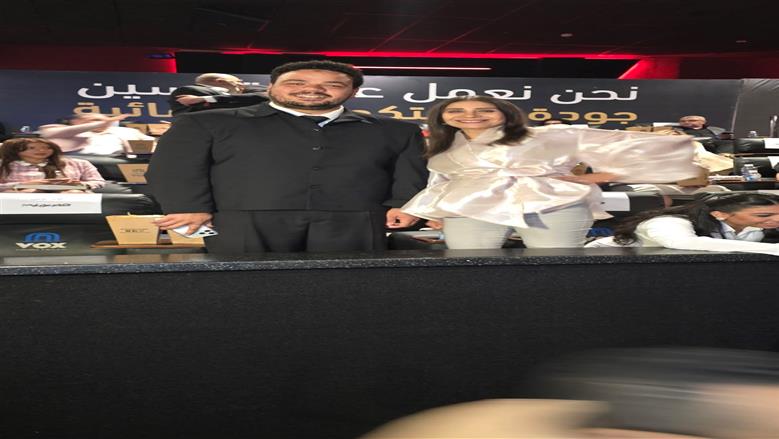 عفاف مصطفى تدعم مصطفى غريب في العرض الخاص لفيلم «الكلام على إيه»
