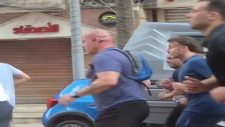 «يا مصر بتعمليها ازاي؟».. الرئيس الفرنسي يجري في شوارع الإسكندرية بـ«التريننج سوت»