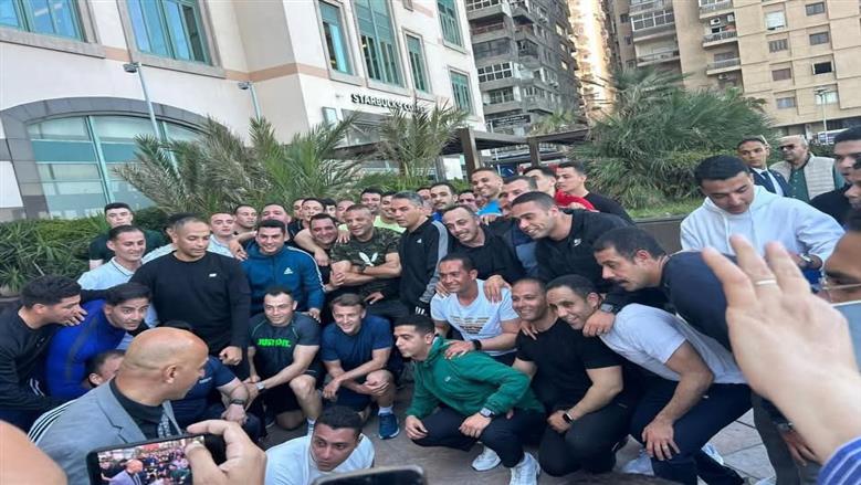 «إفطار وجولة رياضية على الكورنيش».. ماكرون يستمتع بأجواء الإسكندرية خارج البروتوكولات الرسمية (صور)