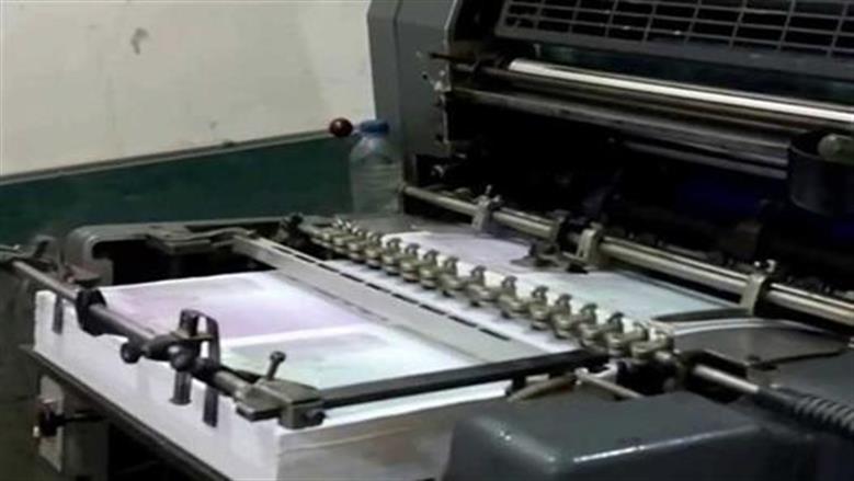 القبض على مدير مطبعة غير مرخصة بحوزته 100 ألف مطبوع تجاري دون تصريح