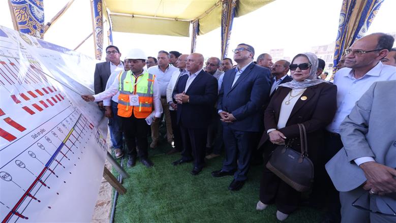 وزير النقل يشهد التشغيل التجريبي لكوبري أعلى مزلقان أبو شوشة بقنا 