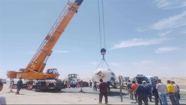 رفع آثار انقلاب سيارة نقل على الطريق الدائري بالغردقة لتسيير حركة السيارات 