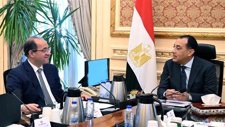 المالية تبدأ مفاوضات التعاقد على أول دفعة سيارات كهربائية لمسؤولي الحكومة