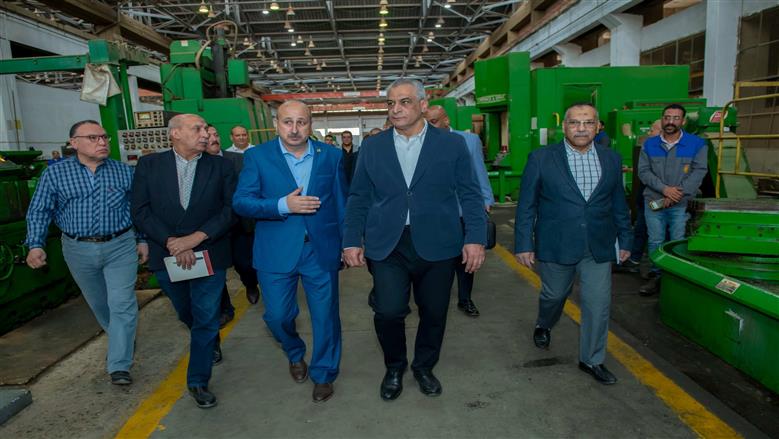 وزير الإنتاج الحربي يتفقد مصنع 100 الحربي في زيارة مفاجئة لمتابعة خطط الإنتاج