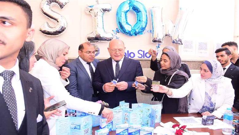 طلاب «صيدلة سوهاج» يصنعون 17 منتجا طبيعا لعلاج آلام القولون والمفاصل وأكزيما الجلد