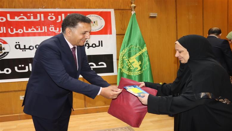 محافظ القليوبية يُسلم ملابس الإحرام وتأشيرات الحج لـ45 حاجًا وحاجة من الجمعيات الأهلية
