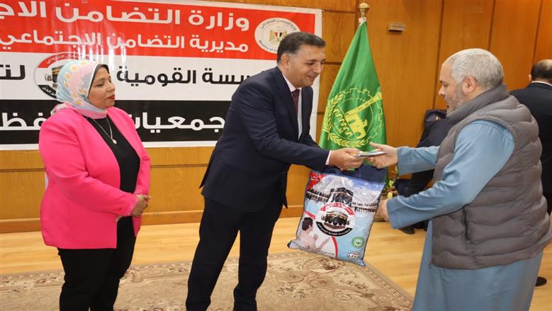 محافظ القليوبية يُسلم ملابس الإحرام وتأشيرات الحج لـ45 حاجًا وحاجة من الجمعيات الأهلية