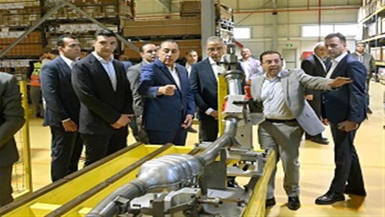 رئيس الوزراء يتفقد مصنع «بويزين مصر» لمعالجات العادم: مهتمون بصناعة السيارات ومستلزماتها