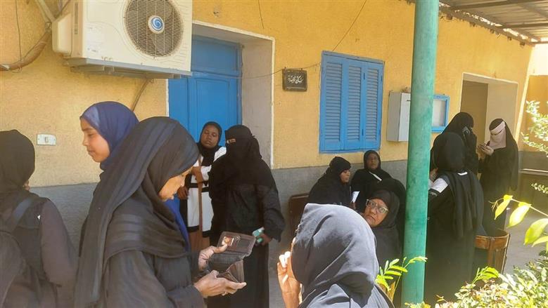 محافظ أسوان يتابع جهود تمكين المرأة ضمن المشروع القومي لتنمية الأسرة المصرية