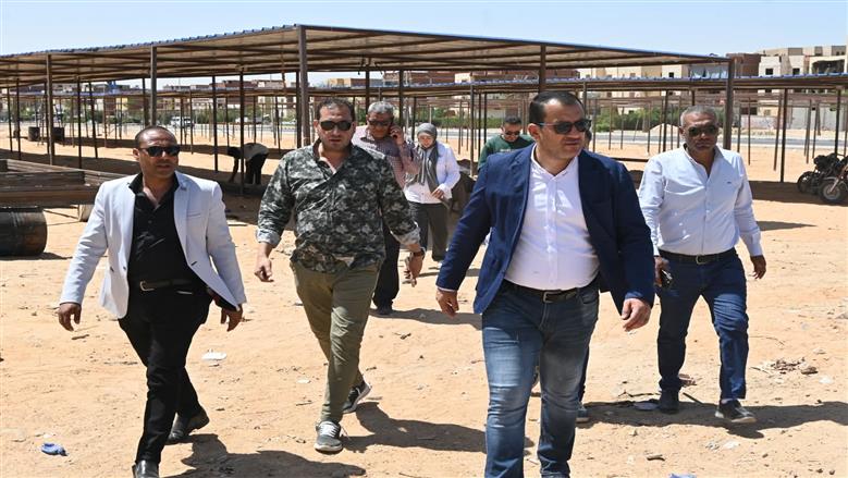رئيس «العاشر من رمضان» يتابع تجهيز أسواق حضارية جديدة تمهيدا لنقل الباعة الجائلين