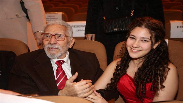 كيف كانت علاقة عبد الرحمن أبو زهرة بأحفاده؟.. «جدو رمان» الحقيقي