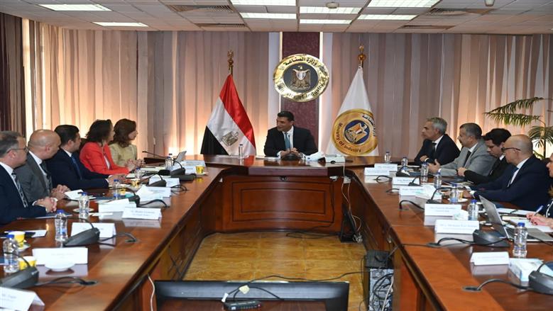 وزير الصناعة يبحث مع مجموعة شركات تركية إقامة مشروع لصناعة المنتجات الزجاجية بمصر 