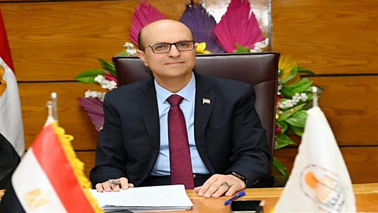 رئيس جامعة أسيوط يهنئ أطقم التمريض بيومهم العالمي: نعتز بدوركم الإنساني