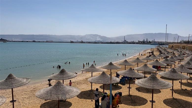 السويس تسجل 39 درجة.. والأهالي يحتمون بالكورنيش والشواطئ هربا من الموجة الحارة